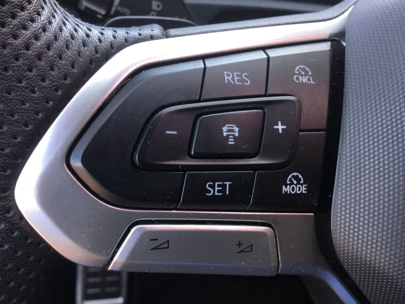 Fahrzeugabbildung Volkswagen Tiguan 2.0 TSI DSG 4M R-Line+Pano+AHK+IQLight+20