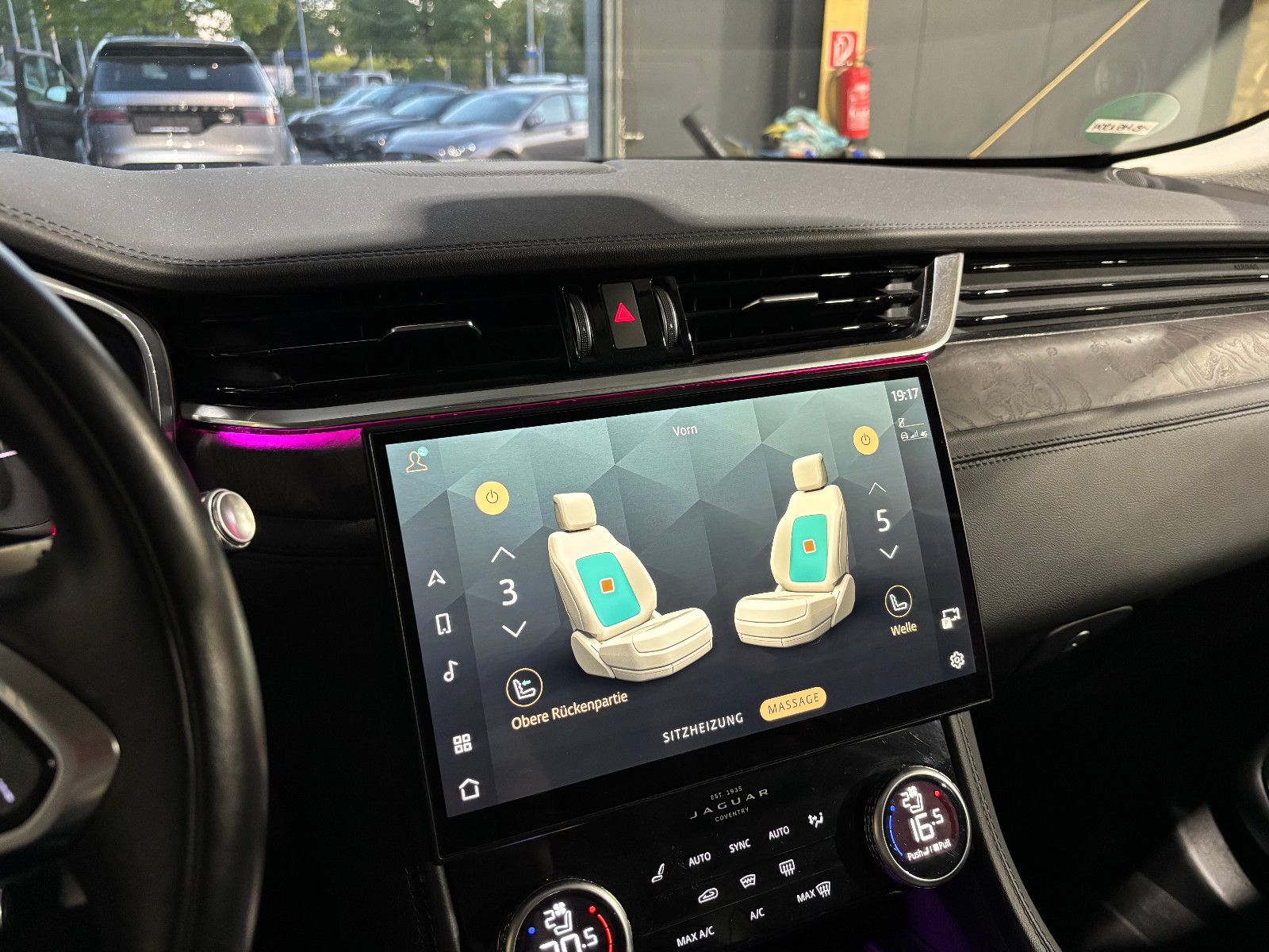 Fahrzeugabbildung Jaguar F-PACE SE AWD/D300KA;ERA/MASSAGE/APPLE/NAVI/KAM