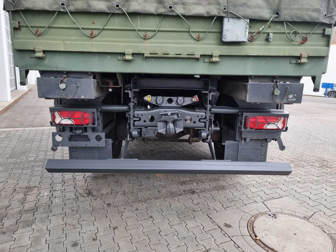 Fahrzeugabbildung Mercedes-Benz Axor 1829 A 4x4 Pritsche/Plane 10 Stück