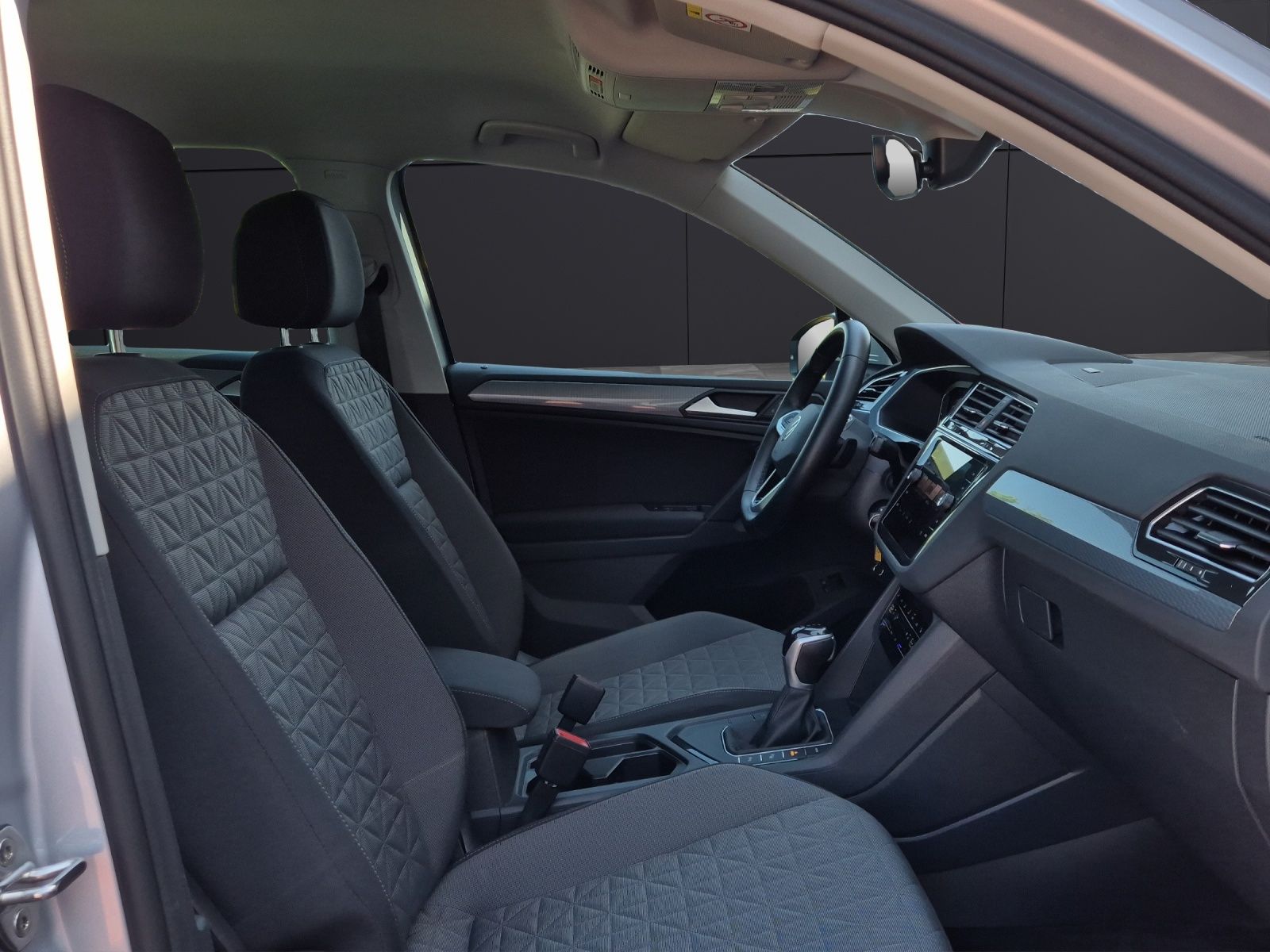 Fahrzeugabbildung Volkswagen Tiguan eHybrid Life DSG Matrix AHK Navi AID ACC