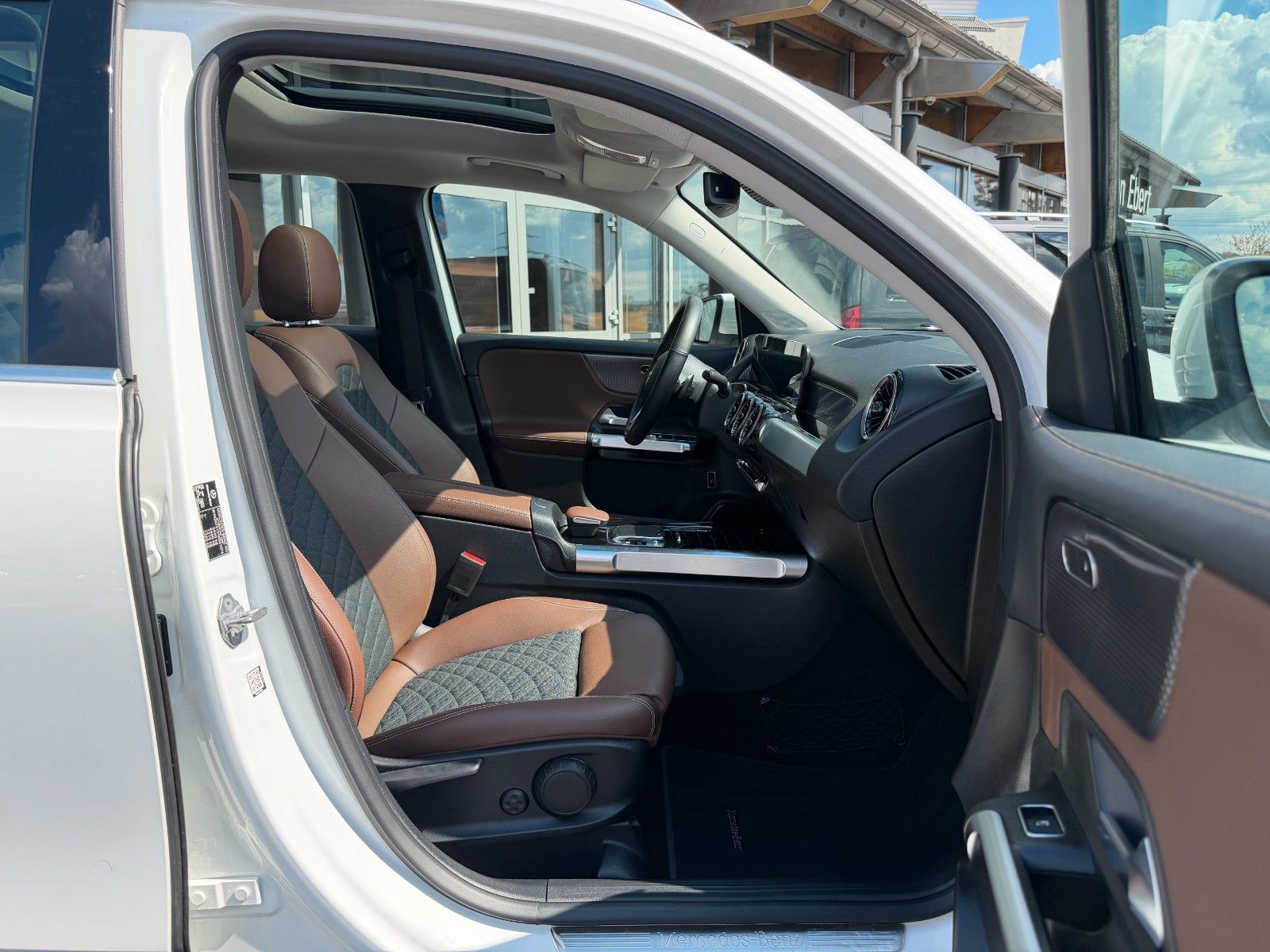 Fahrzeugabbildung Mercedes-Benz GLB 200d 4M 7Sitzer+StandH+Pano+Distr+AHK+360+
