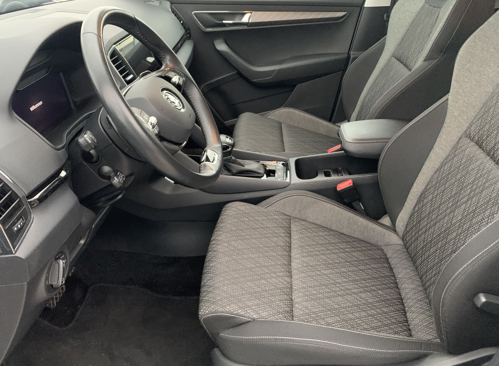 Fahrzeugabbildung SKODA Karoq 2.0 TDI*4x4*LED*Cam*ACC*Navi*PDC*Spur*