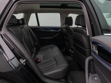 Fahrzeugabbildung BMW 530d LuxuryLine Pano Kamera Laser HUD DAB HiFi