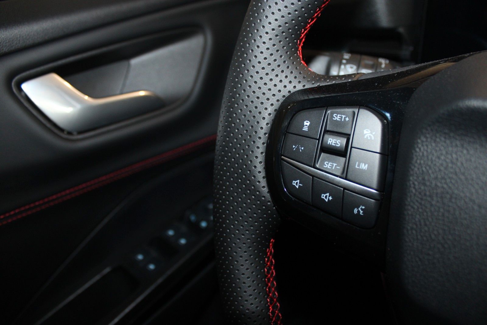 Fahrzeugabbildung Ford Puma 1,0 EcoBoost Hybrid ST-Line X Automatik LED