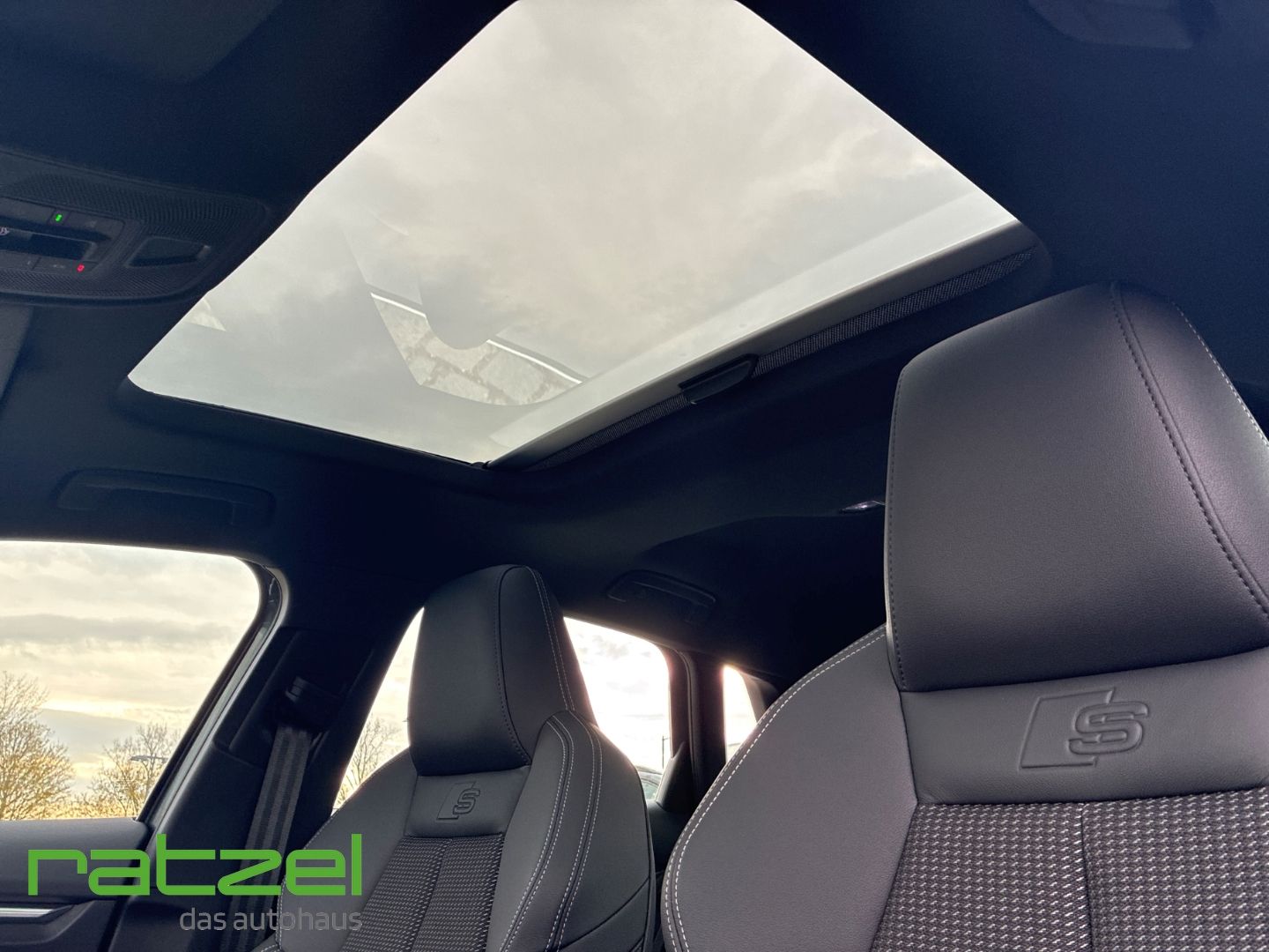 Fahrzeugabbildung Audi A3 Sportback 35 TFSI S line AHK Panodach Digital