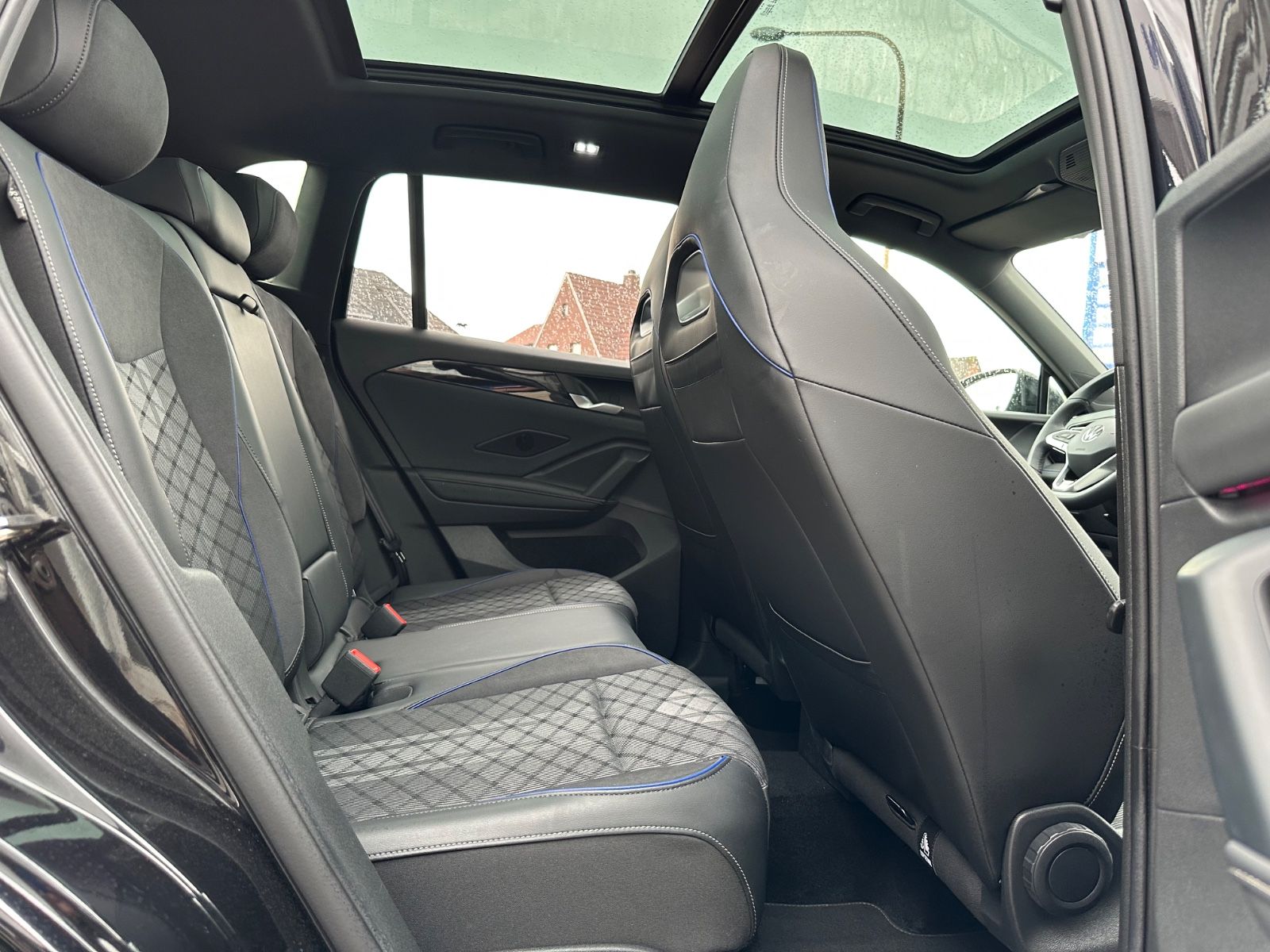 Fahrzeugabbildung Volkswagen Tiguan 2.0 TDI 4M R-Line Pano/AHK/ACC/Navi