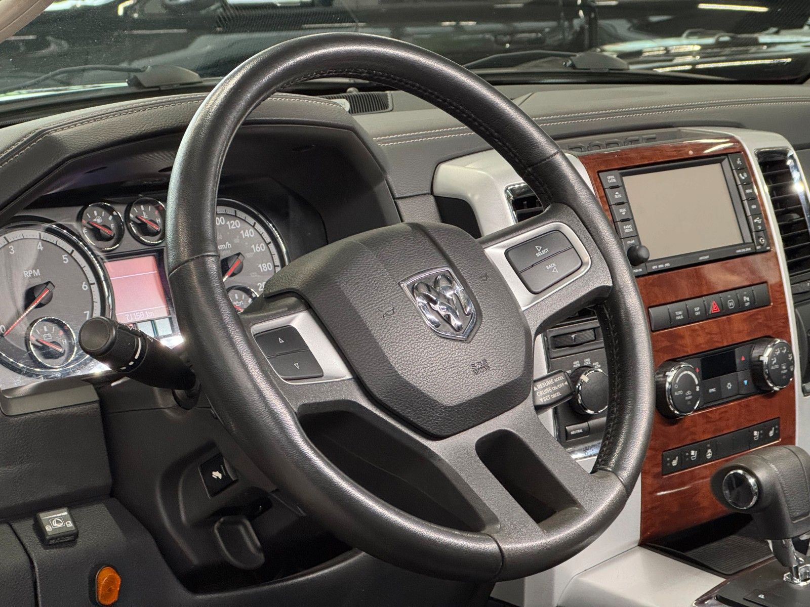 Fahrzeugabbildung Dodge RAM 5,7 Laramie Crew Cab LPG DVD RAM BOX 1.Hand