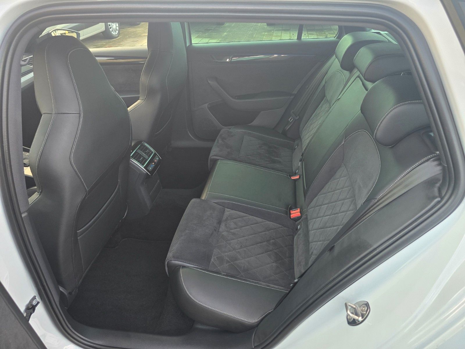 Skoda Superb Combi Sportline 4x4 LED ACC 4xSHZ foto 22