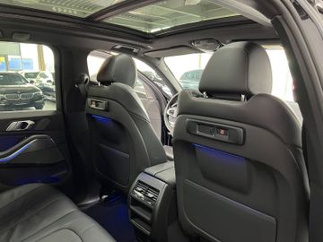 Fahrzeugabbildung BMW X5 xD30d M Sport Laser HUD Kamera Panorama H/K