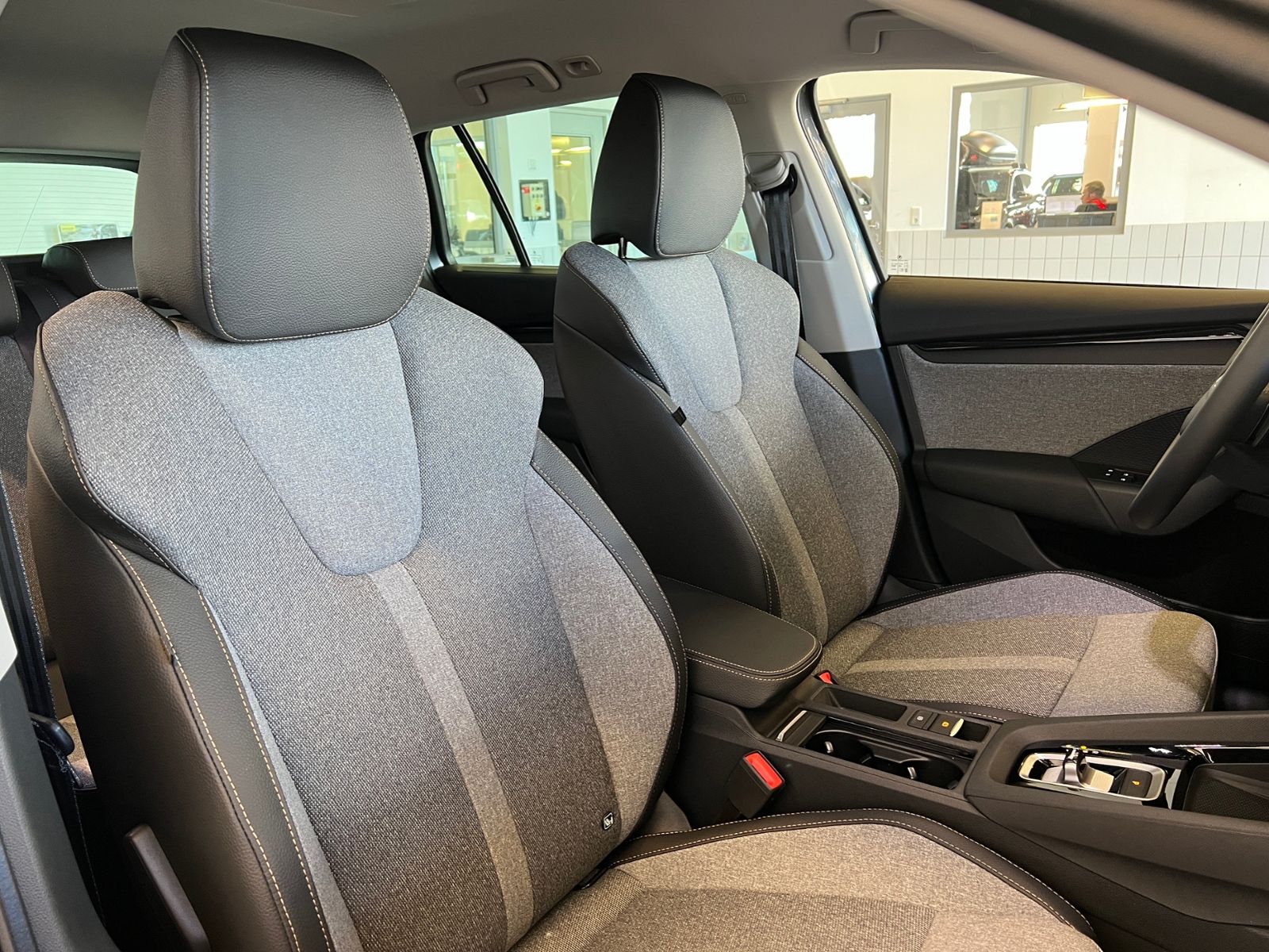 Fahrzeugabbildung SKODA Octavia Combi TOUR 2.0 TDI DSG *AHK, Travel Assi