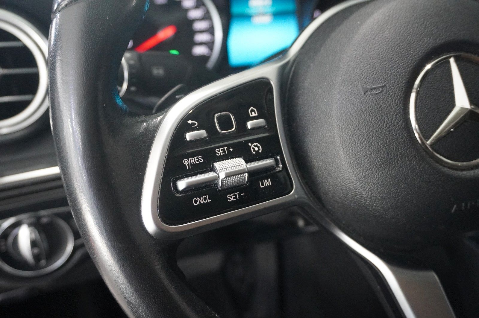 Fahrzeugabbildung Mercedes-Benz C 220 D LIM. AVANTGARDE NAVI/LED/KAMERA/SHZ/AHK