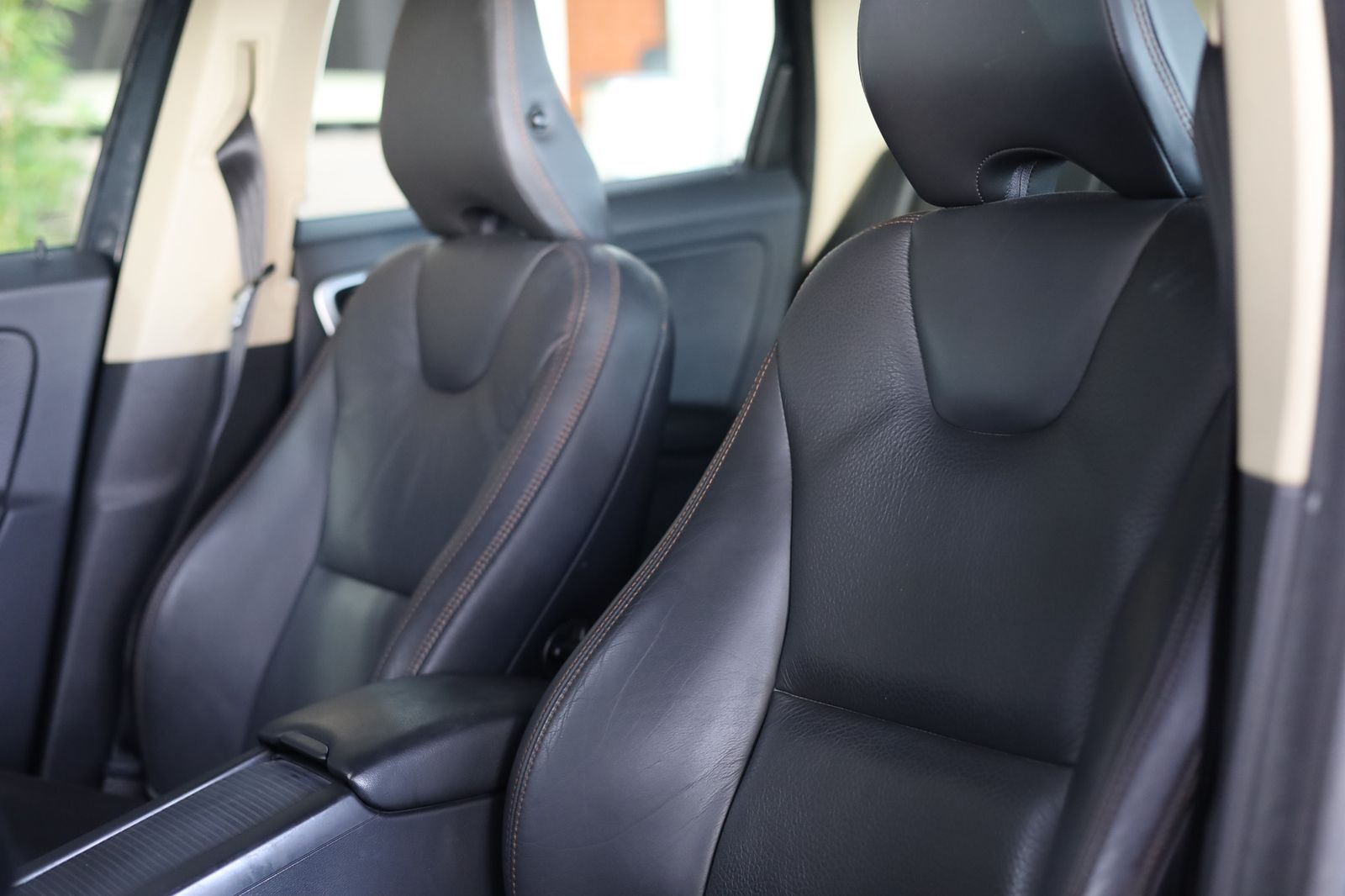 Fahrzeugabbildung Volvo XC60 Summum KAM MEMO LEDER XENON AHK SCHECKHEFT