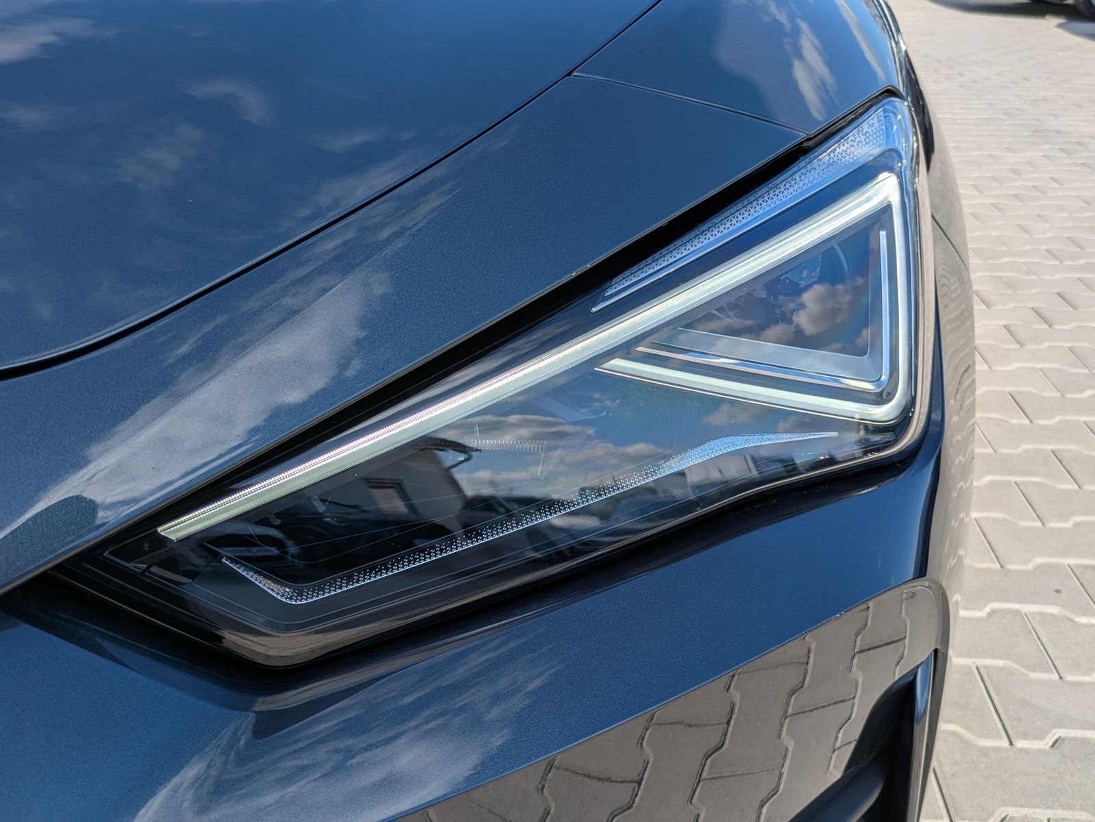 Fahrzeugabbildung CUPRA Leon 1.5 eTSI DSG MATRIX-LED*ACC*AHK*KAMERA*18"