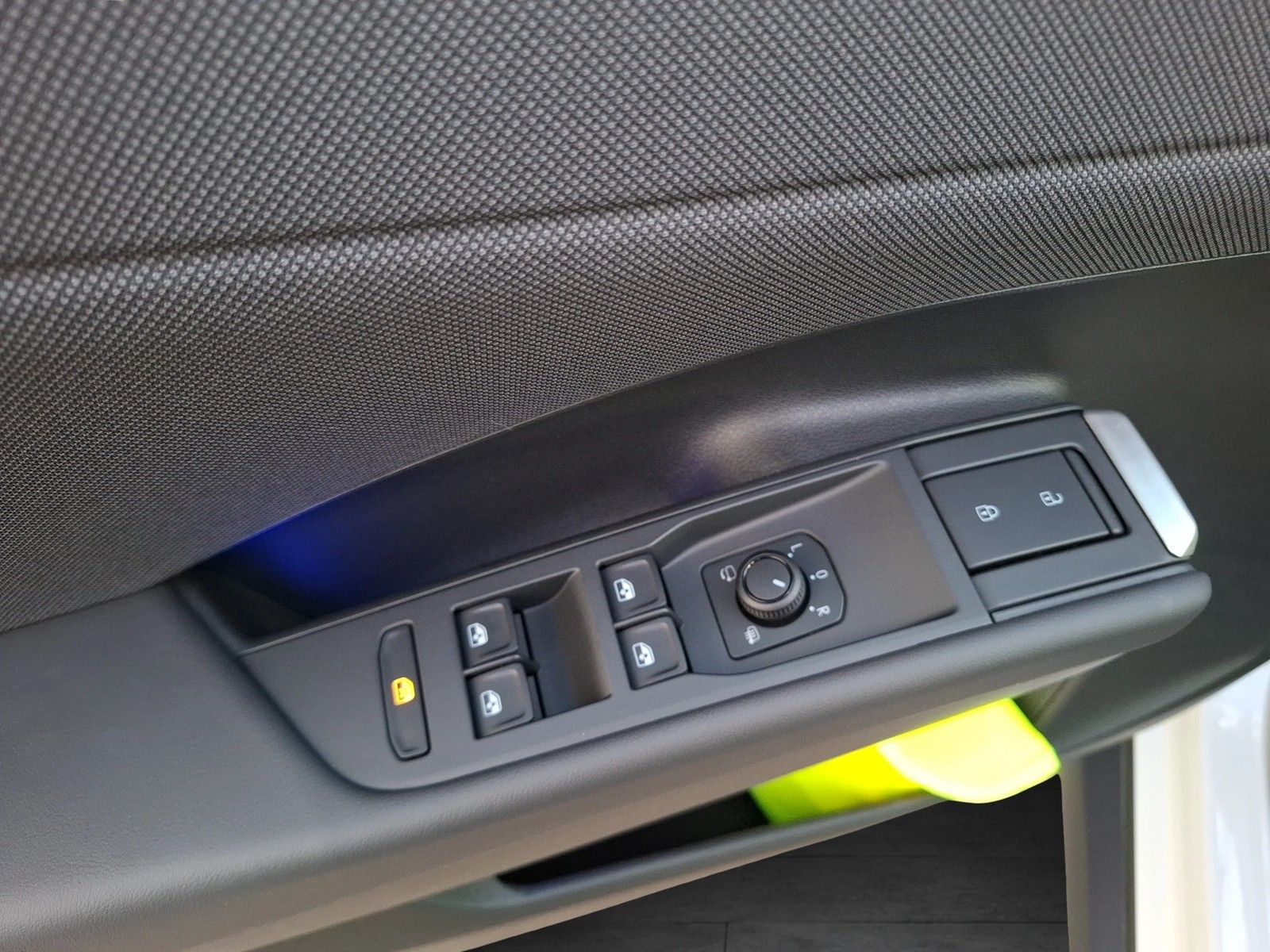 Fahrzeugabbildung Volkswagen T-Roc eTSI Life DSG LEDplus Navi AID ACC RFK SH