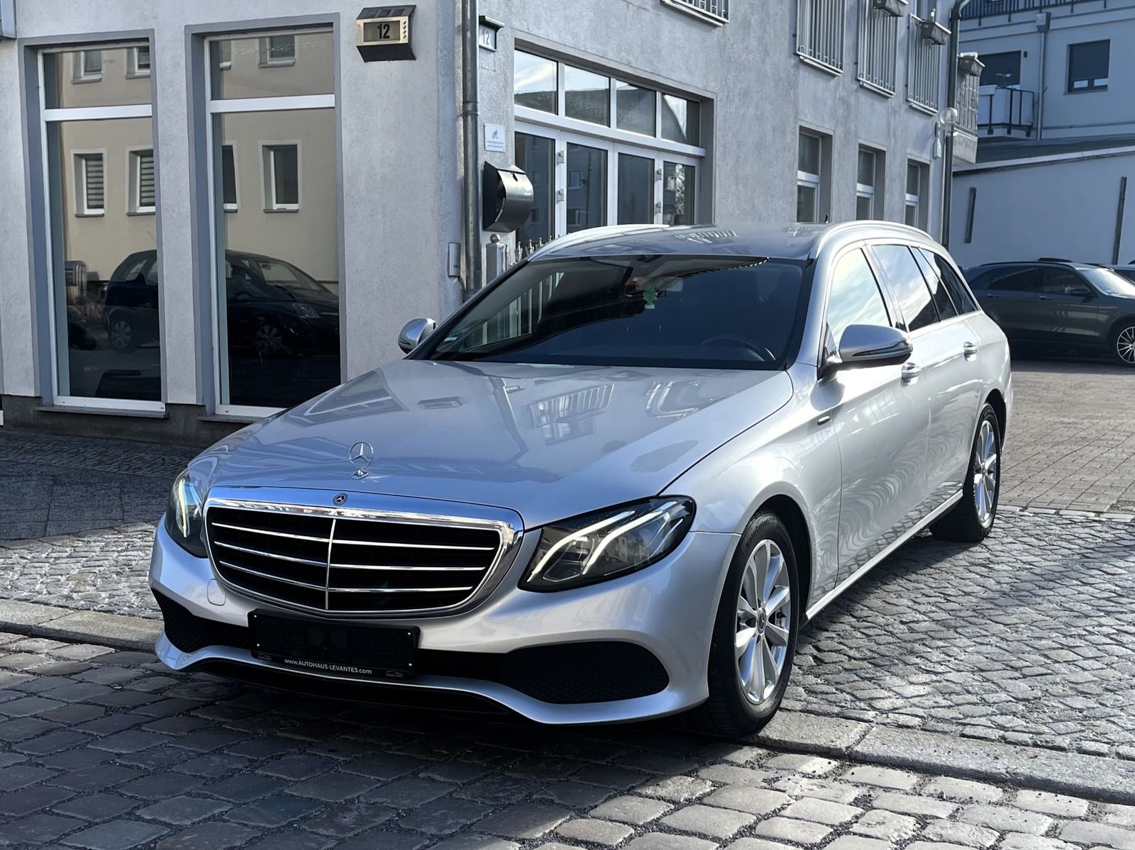 MERCEDES-BENZ E 200 d T Grand Edition Exclusive STHZ*NAVI*Kame