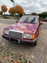 Mercedes-Benz 200E Oldtimer H-Kennzeichen - rote Mercedes-Benz 200