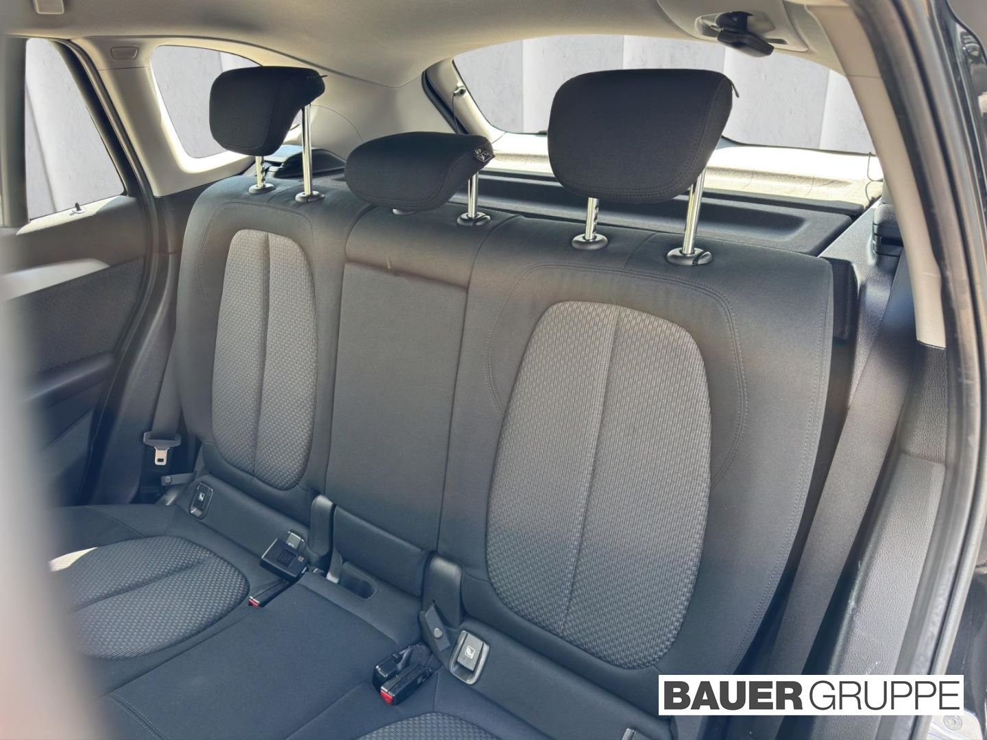 BMW X1 sDrive18d Advantage RFK AHK Navi LED El. Heck foto 14