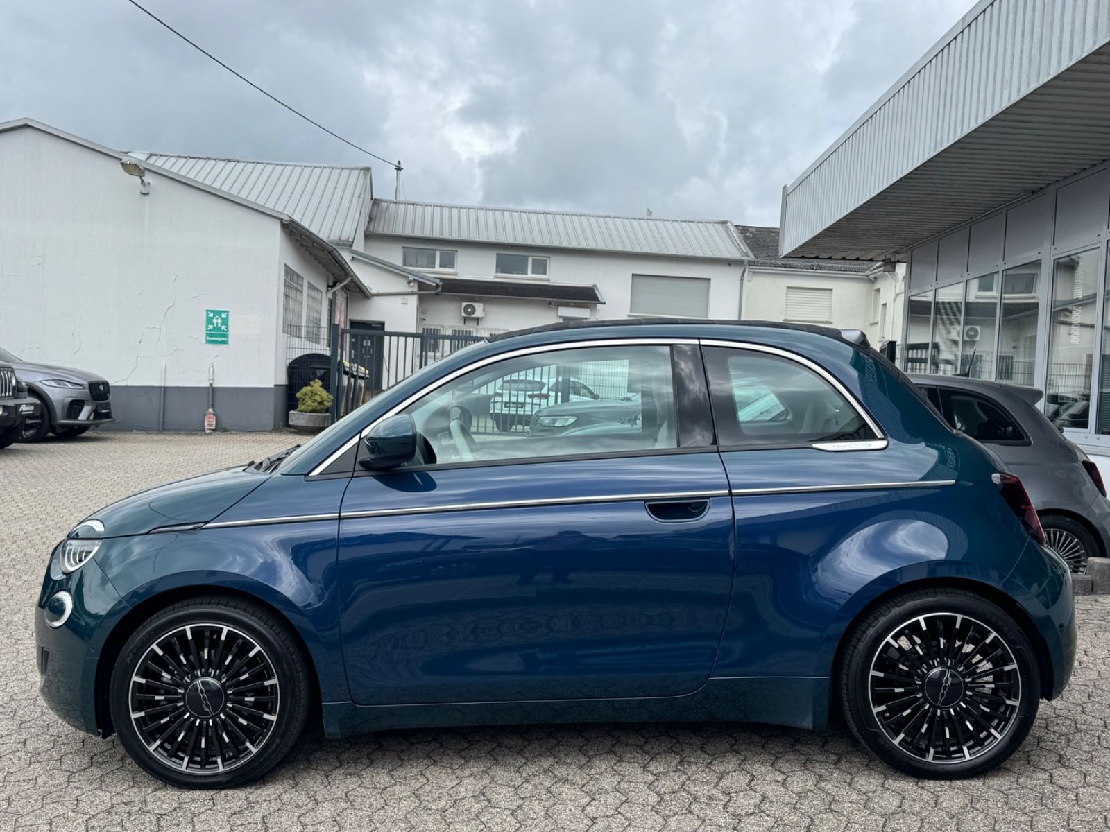 Fahrzeugabbildung Fiat 500 e La Prima/Leder/LED/R-Cam/ACC/Navi/SHZ