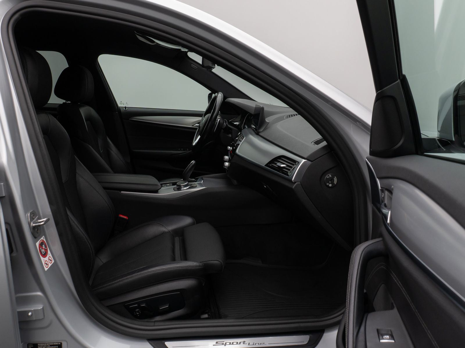 Fahrzeugabbildung BMW 520d  Sport Line HUD HiFi PDC Alarm DisplayKey