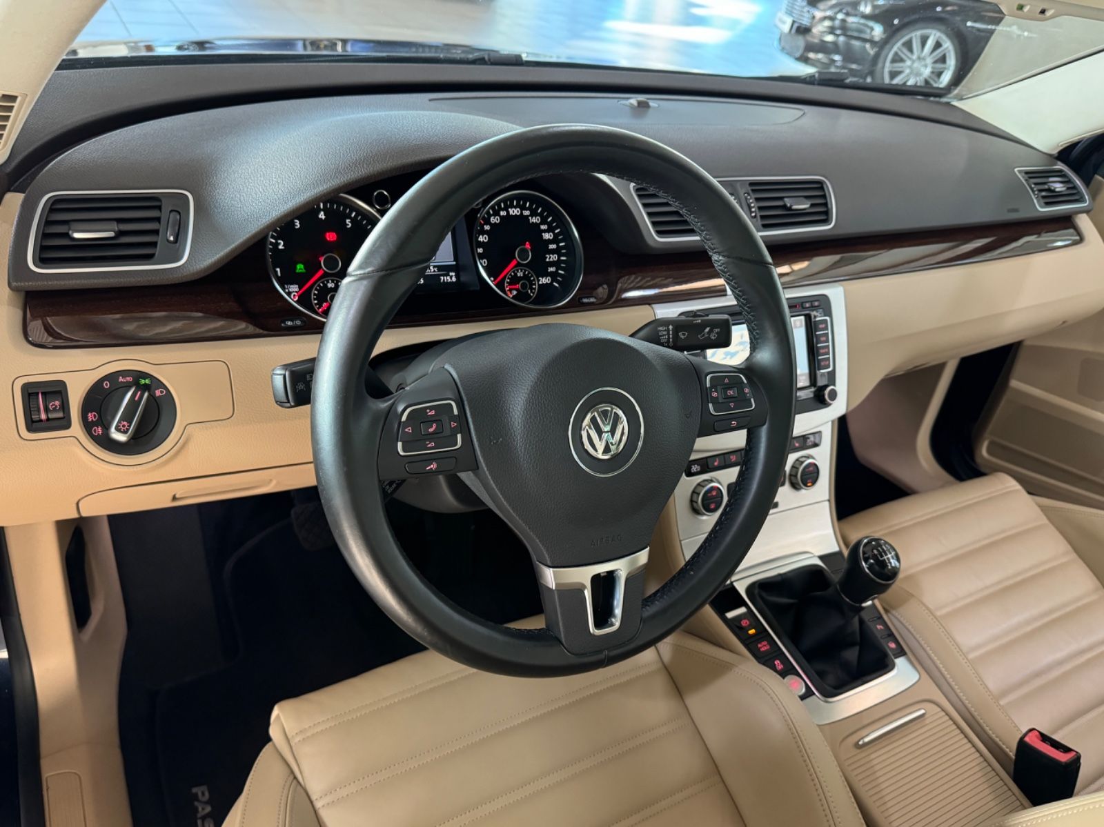 Fahrzeugabbildung Volkswagen Passat Lim.Highline Dynaudio ACC AHK 8fach