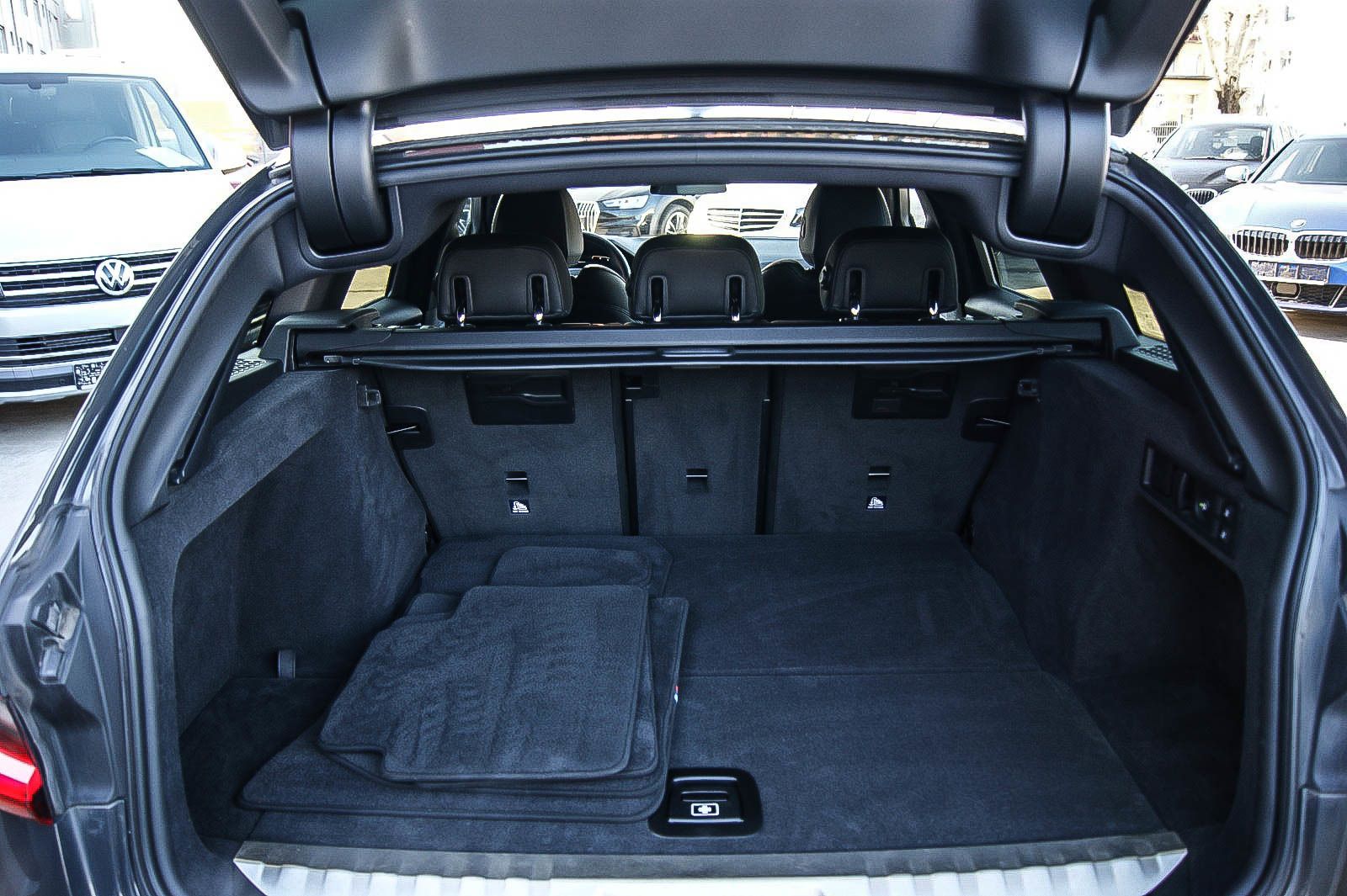 Fahrzeugabbildung BMW 330 e Touring xDrive Aut. M-SPORT H&K ANHZV LIVE