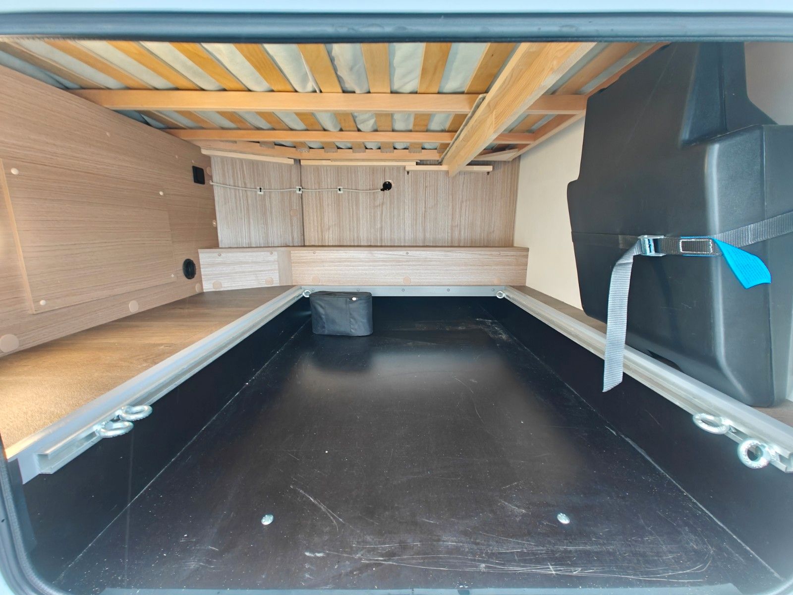 Fahrzeugabbildung Carado T-348 - Automatik, SAT, TV, 2x Solar, Hubbett -