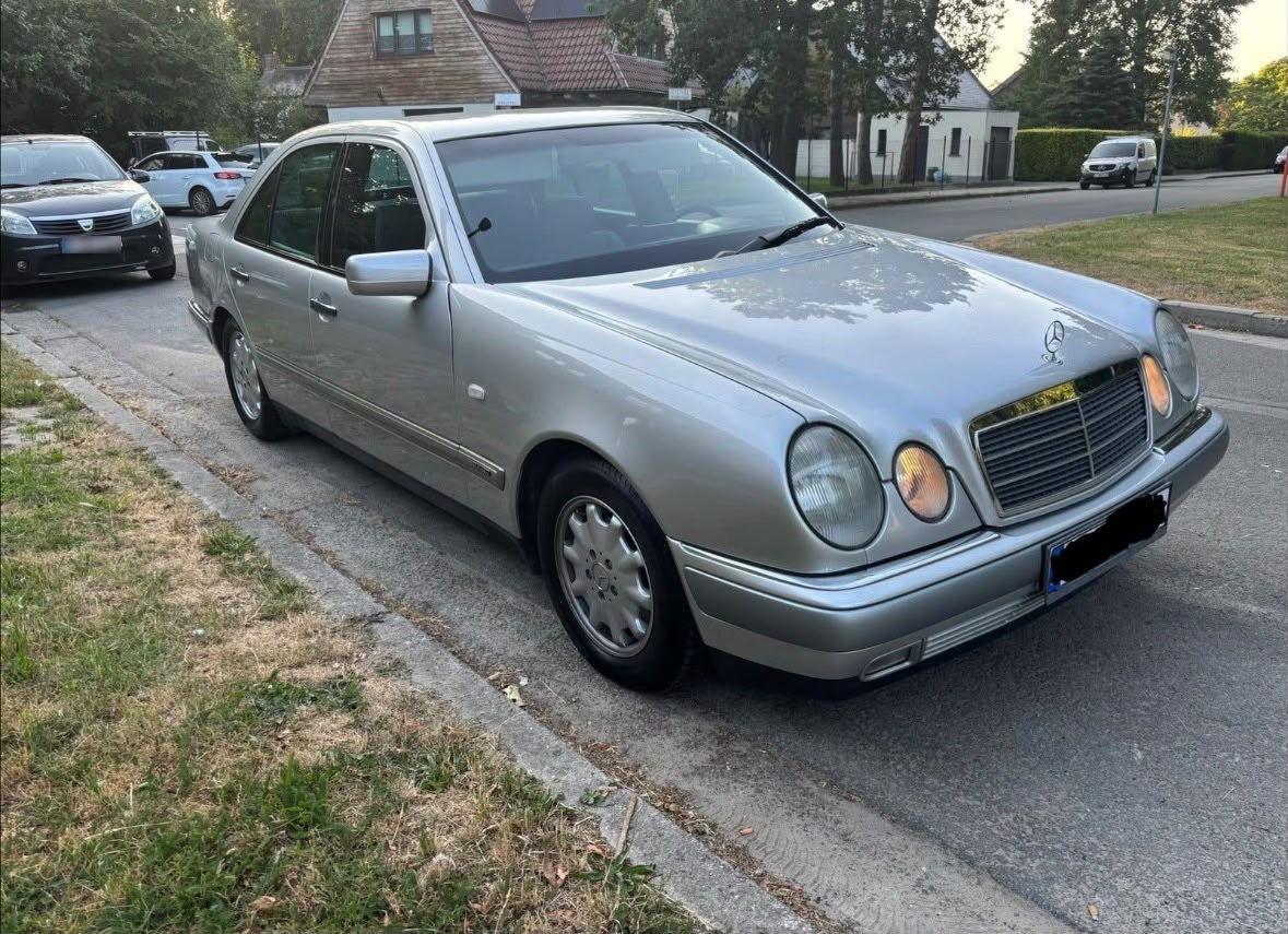 Mercedes-Benz E 230