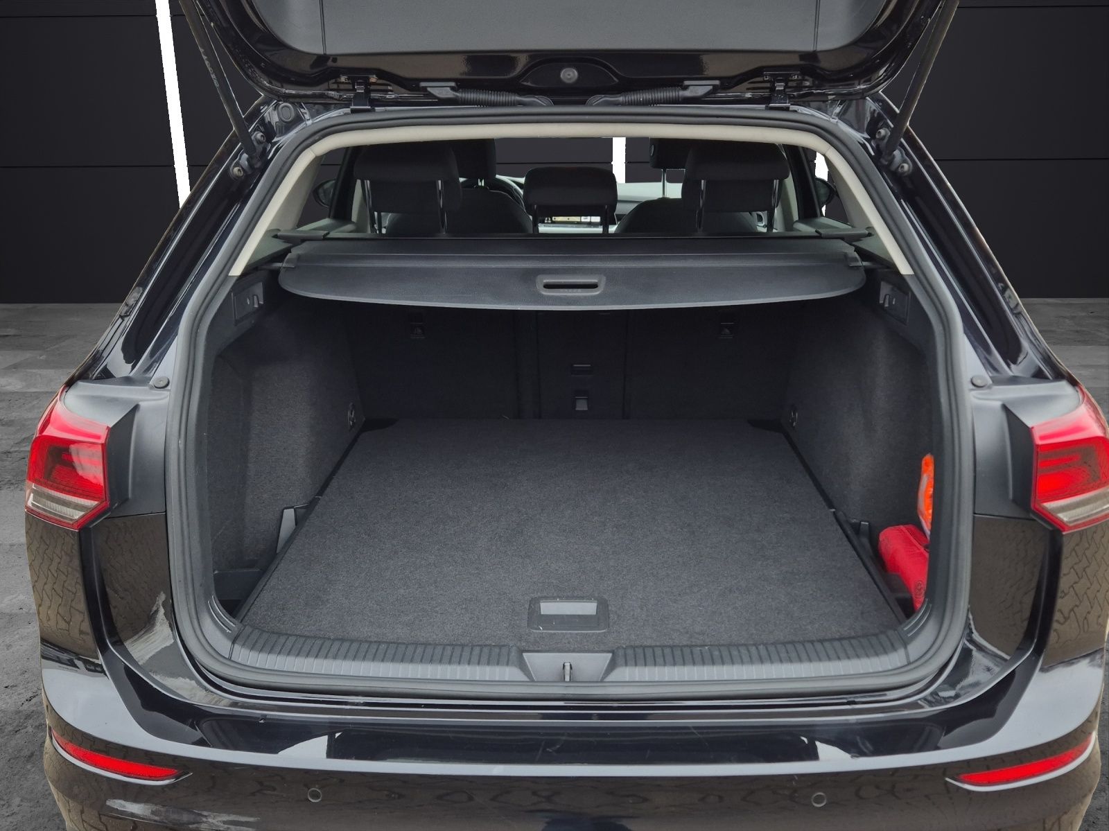 Fahrzeugabbildung Volkswagen Golf VIII Variant Life DSG LED AHK Navi AID ACC