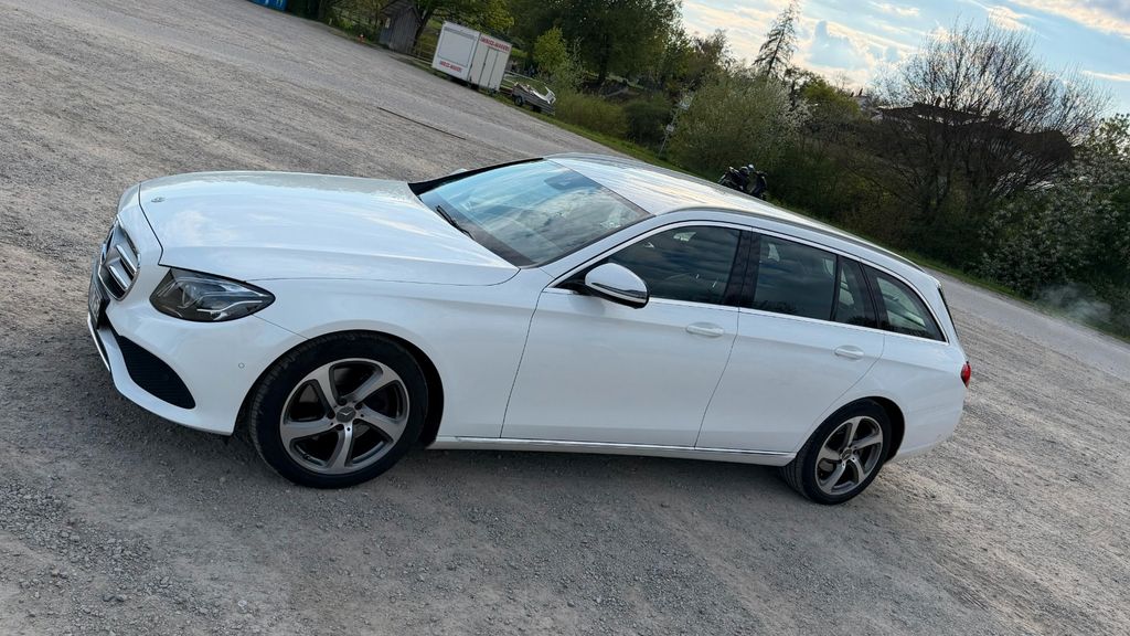 Image of Mercedes-Benz E 220