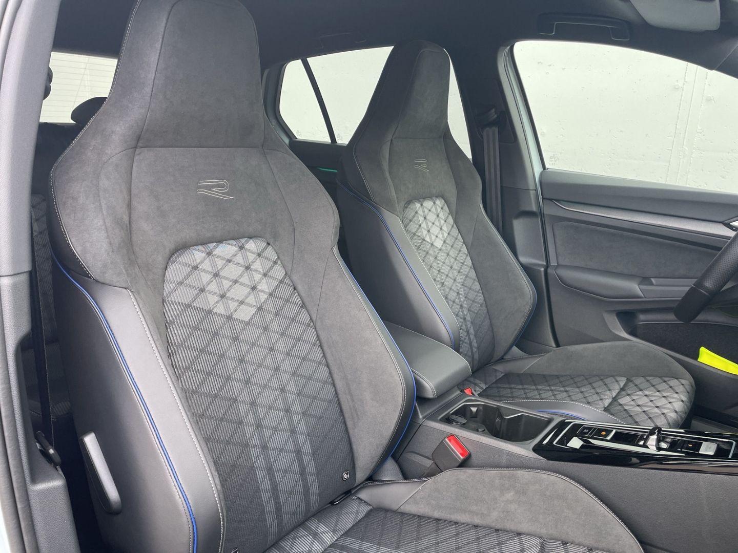 Golf VIII 1.5 eTSI DSG R-Line AHK/360°Kamera/HUD