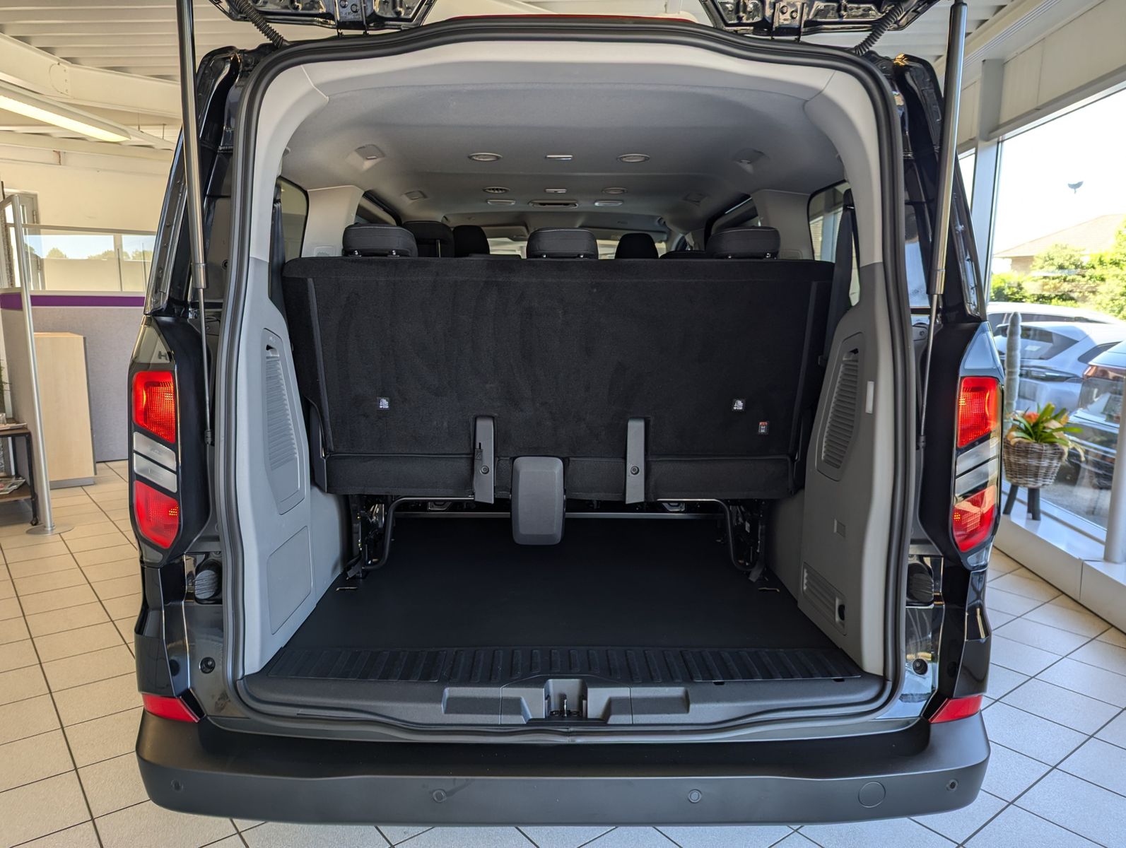 Fahrzeugabbildung Ford Transit Custom 320 L1 Navi 8-Sitze LED Kamera
