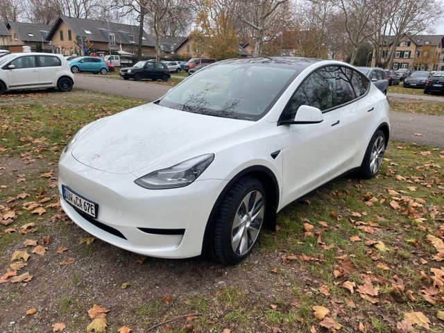 Tesla Model Y SR, AHK, 8-fach bereift, 1.Hand