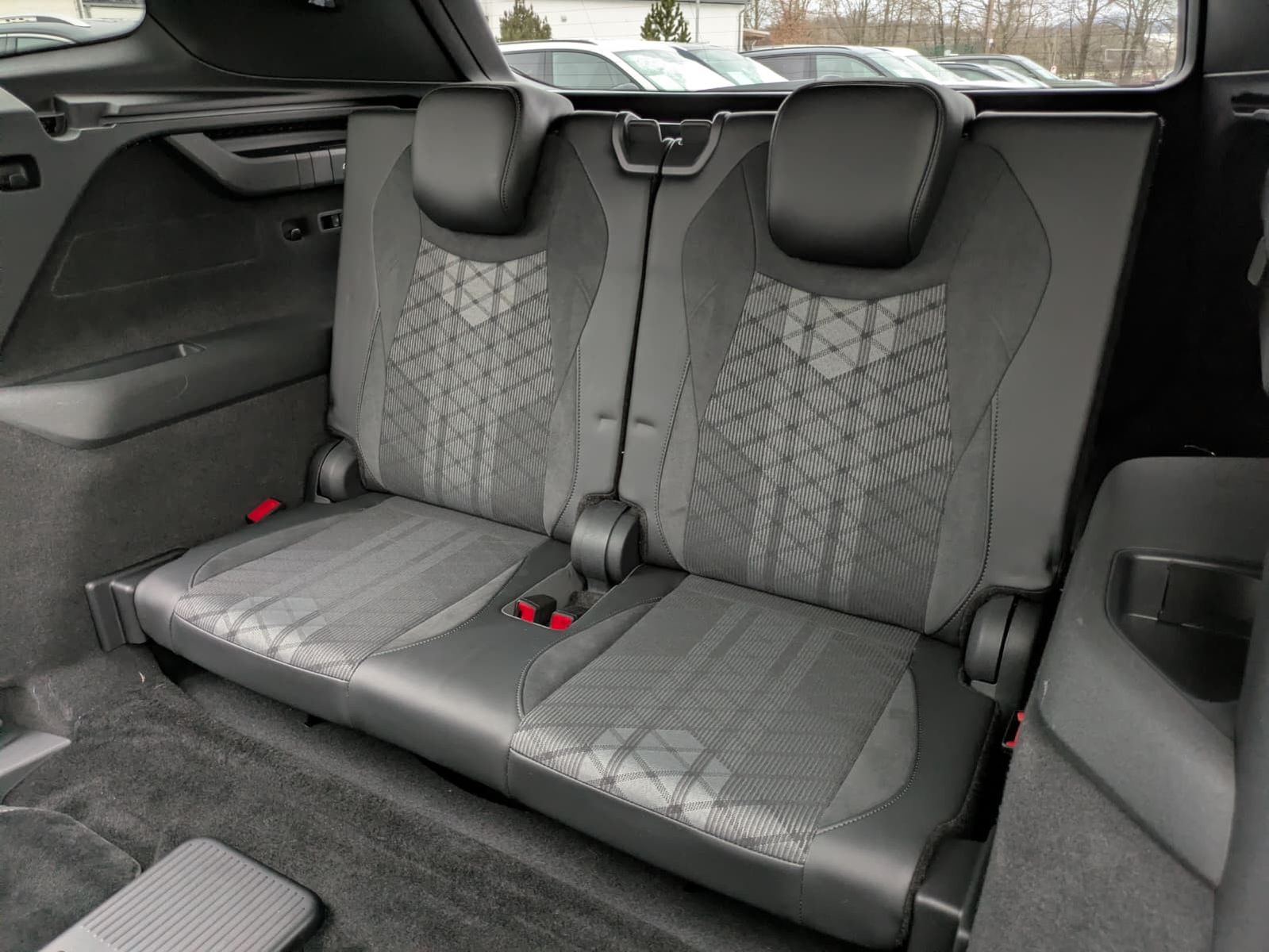 Fahrzeugabbildung Volkswagen Tayron 2.0 TDI 4M R-Line 7Si*MATRIX*AHK*PANO*HUD