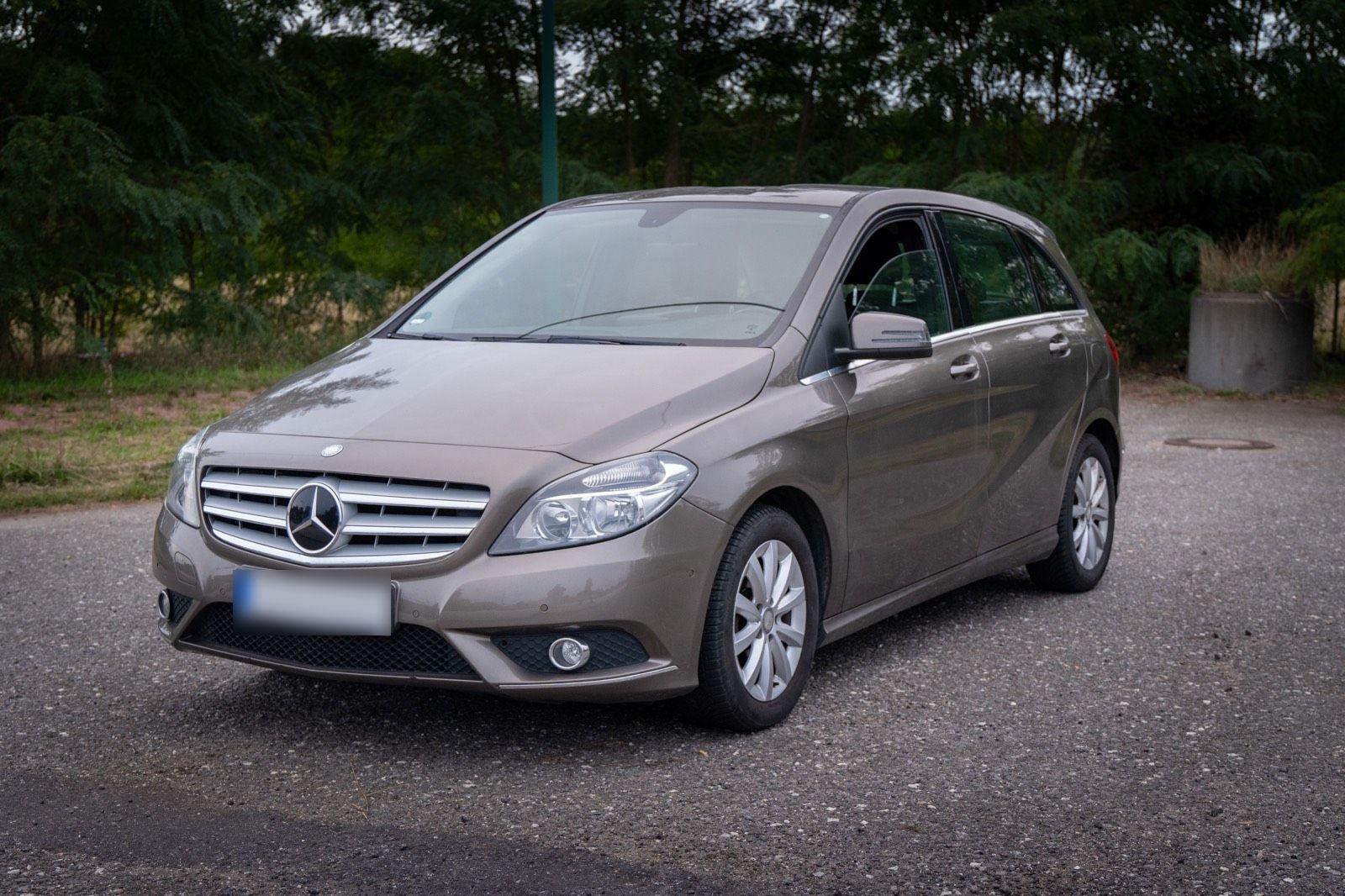 Mercedes-Benz B 180