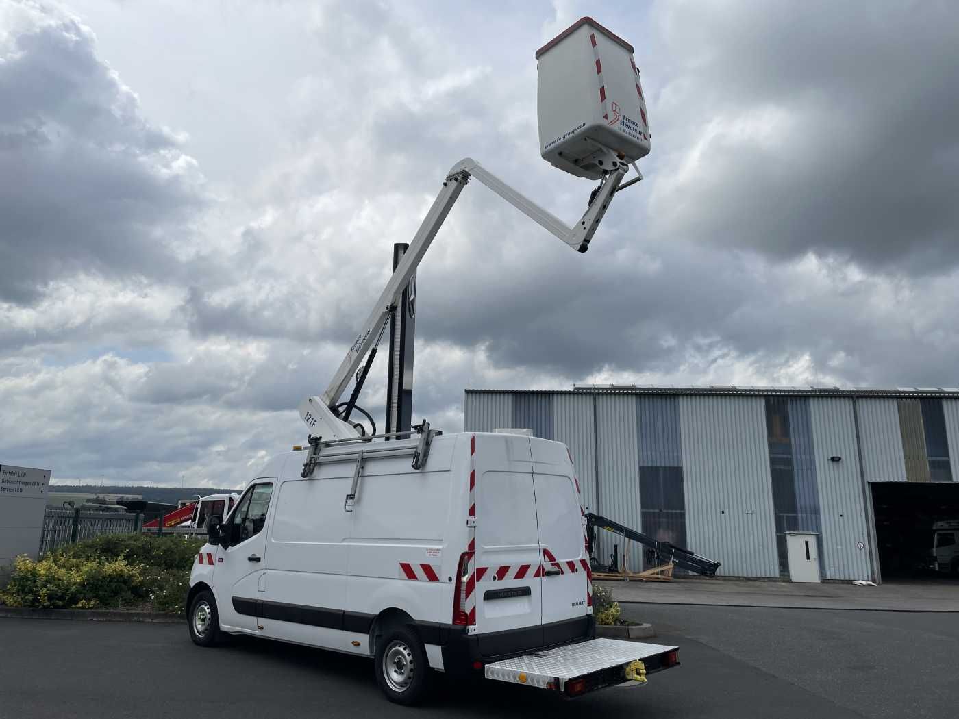 Fahrzeugabbildung Renault Master 2.3 dCi / France Elevateur 121FT, 12m