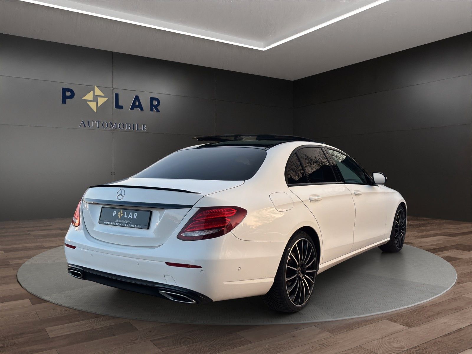 Fahrzeugabbildung Mercedes-Benz E 220d Lim. Pano/Widescreen/Kamera/MBeam