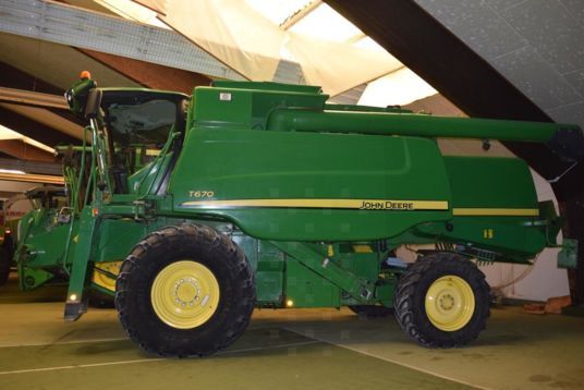 John Deere T 670