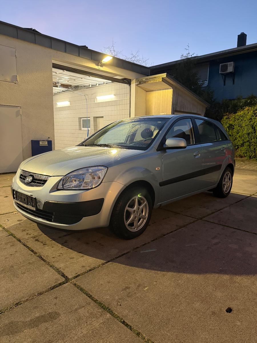 Kia Rio 1.4 EX Basis Bremsen, Reifen, Tüv Neu