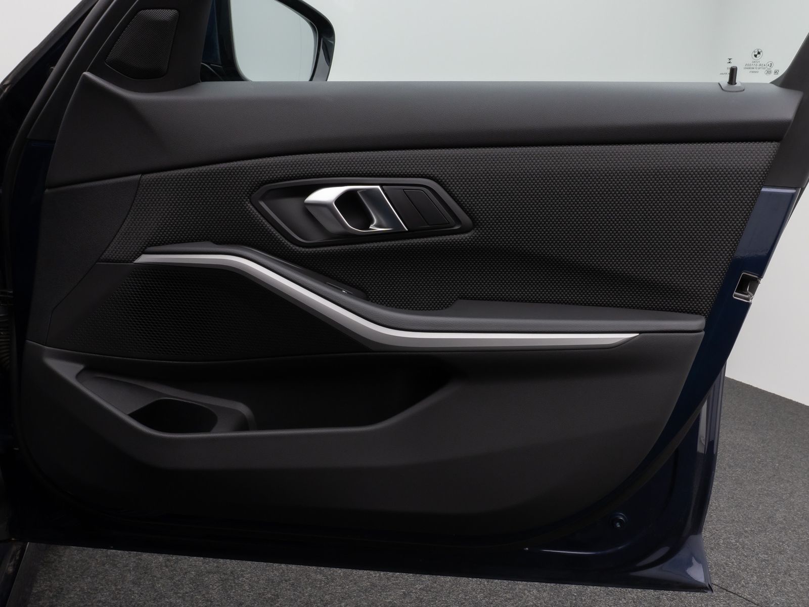 Fahrzeugabbildung BMW 330e Individual DAB HiFi Fernlichtassist PDC LED