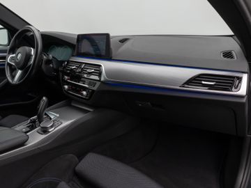 Fahrzeugabbildung BMW 520i Tour M Sport AHK HUD HI-FI  Kamera