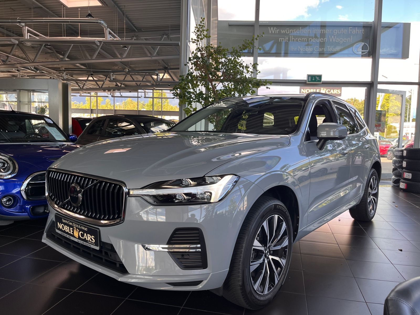 Fahrzeugabbildung Volvo XC60 Core 2WD STNDHZ LED NAV SHZ 19"