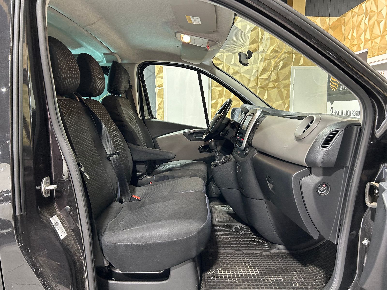 Fahrzeugabbildung Renault Trafic Combi L1H1 2,7t  Expression/9-SITZ/NAVI