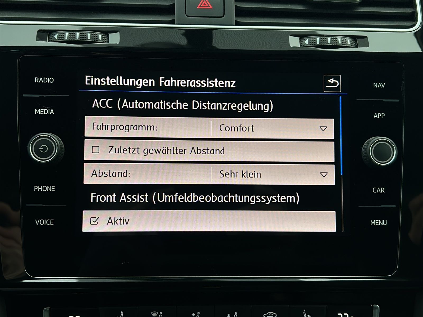 Fahrzeugabbildung Volkswagen Golf VII Variant Highline TSI DSG LED ACC SH Mas