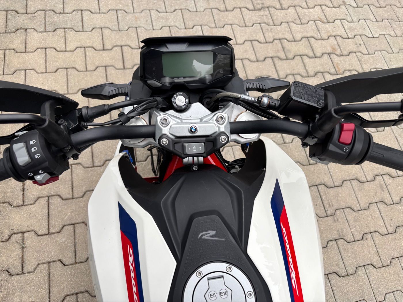 Fahrzeugabbildung BMW G 310 R Style Sport Tieferlegung Griffheizung