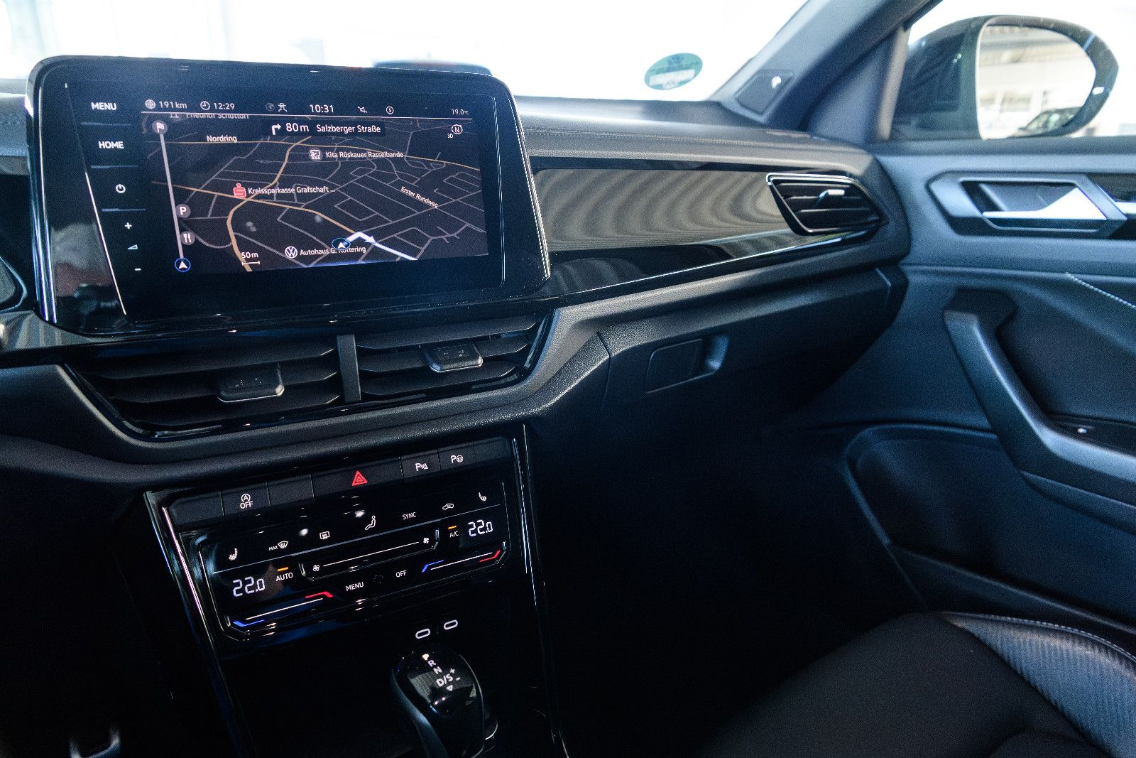 Fahrzeugabbildung Volkswagen T-Roc R-Line ALLRAD+LEDER*AHK*LED*NAVI*RFK*IQ