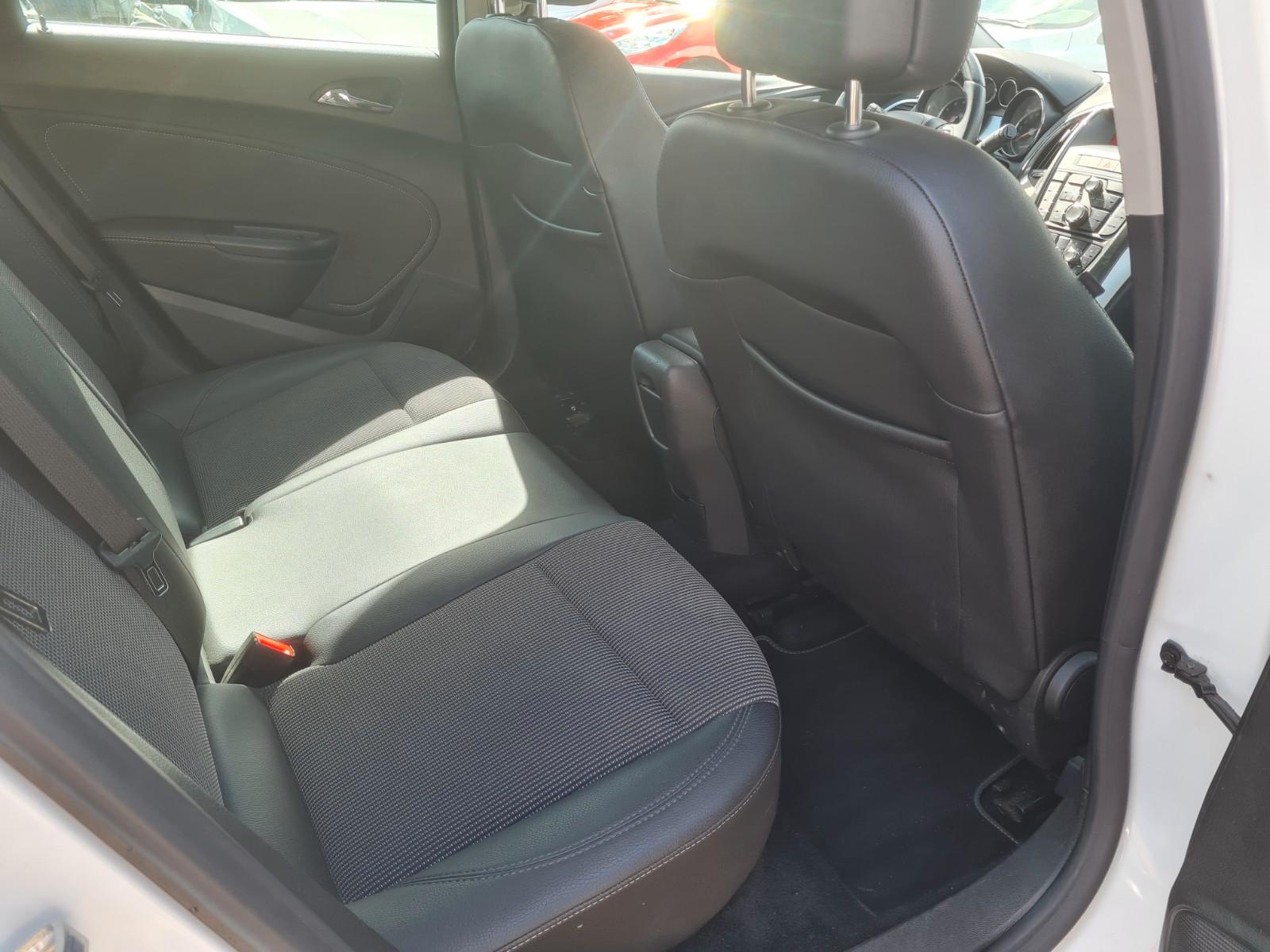 Opel Astra 2012 — photo 10