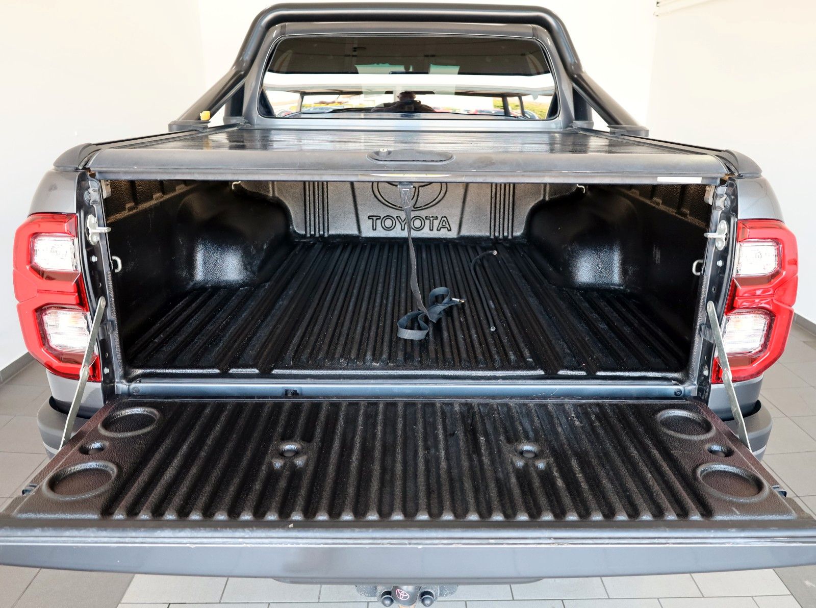 Fahrzeugabbildung Toyota Hilux 2.8 D-4D Invincible, Rollbügel, Rollo, AHK
