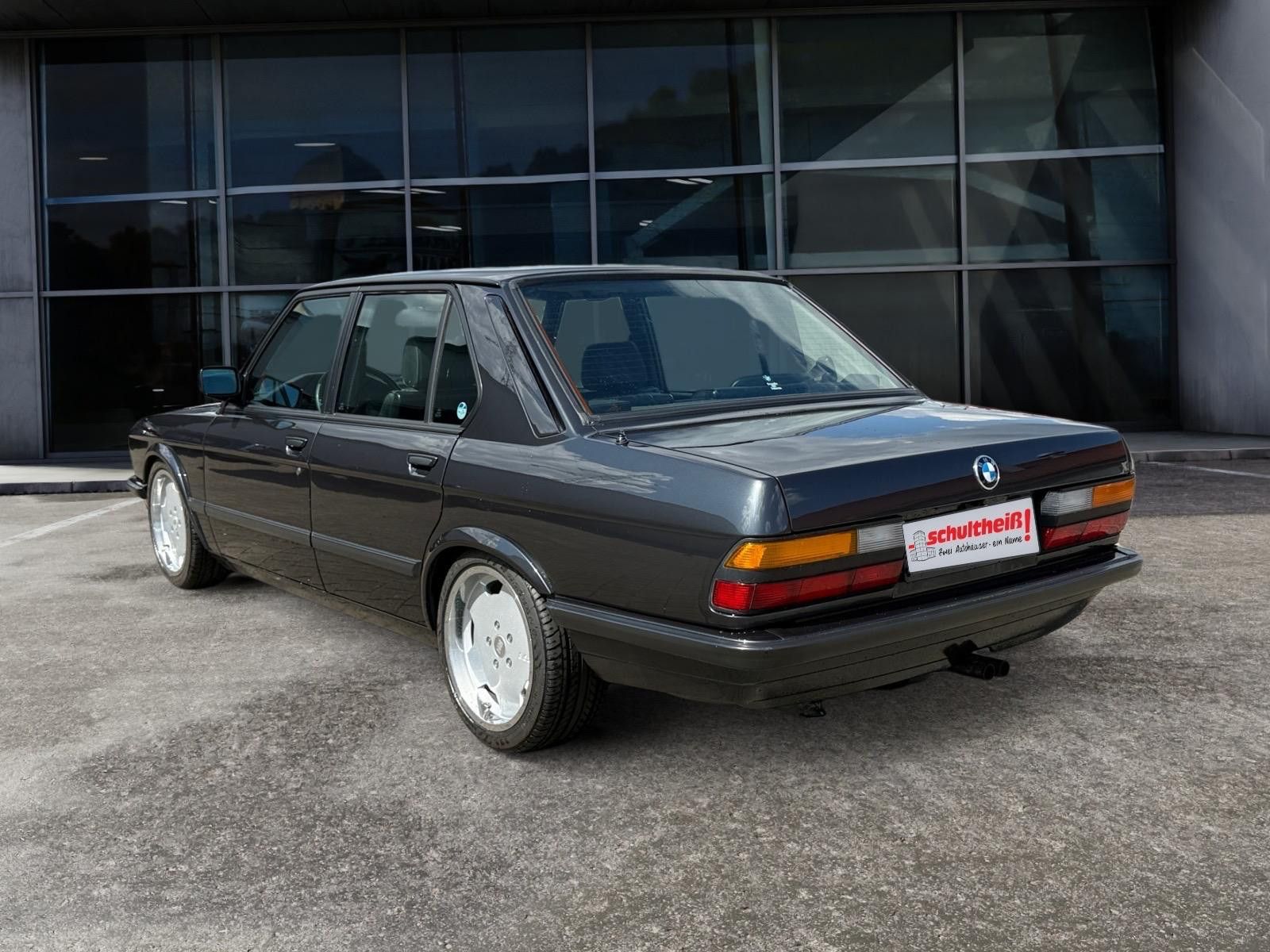 Fahrzeugabbildung BMW 535i