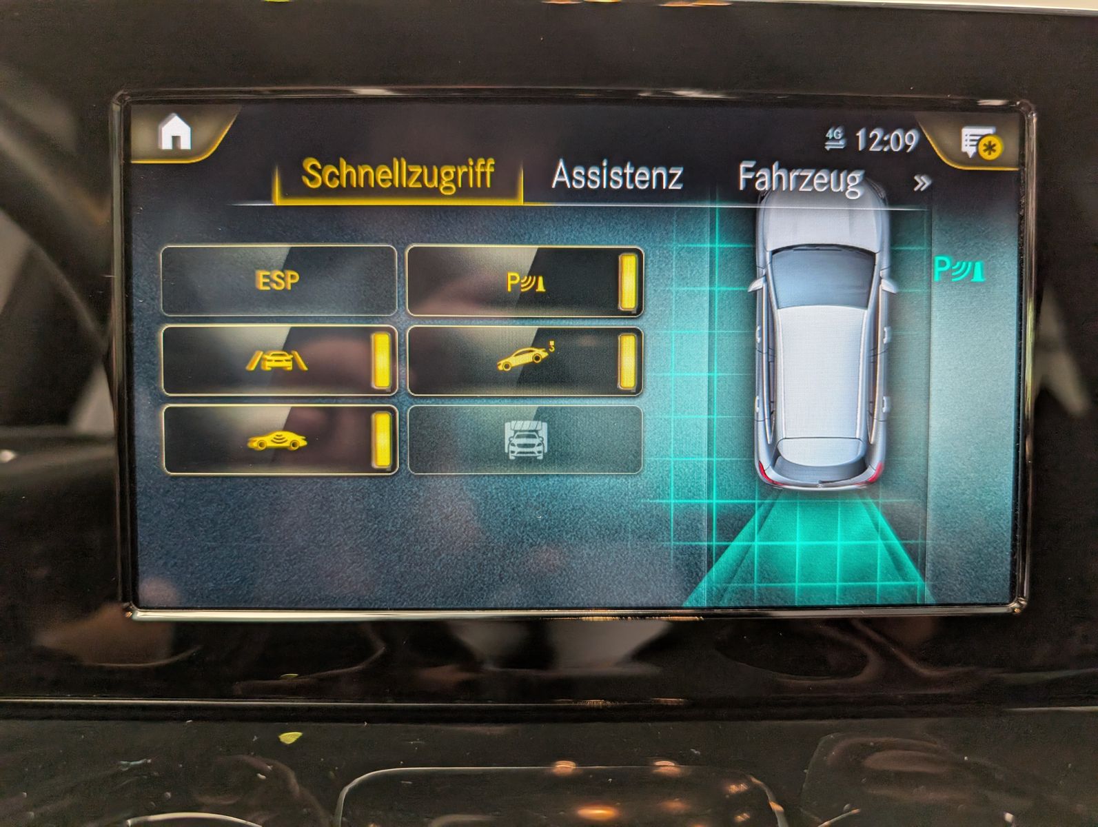 Fahrzeugabbildung Mercedes-Benz GLA 200 d DCT AMG-Line LED StandHz Dinamica Pano