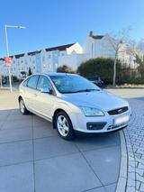 Ford Focus 1,6 Ghia & TÜV 2027 & gepflegt ... - Ford Focus aus 2006: 1.6